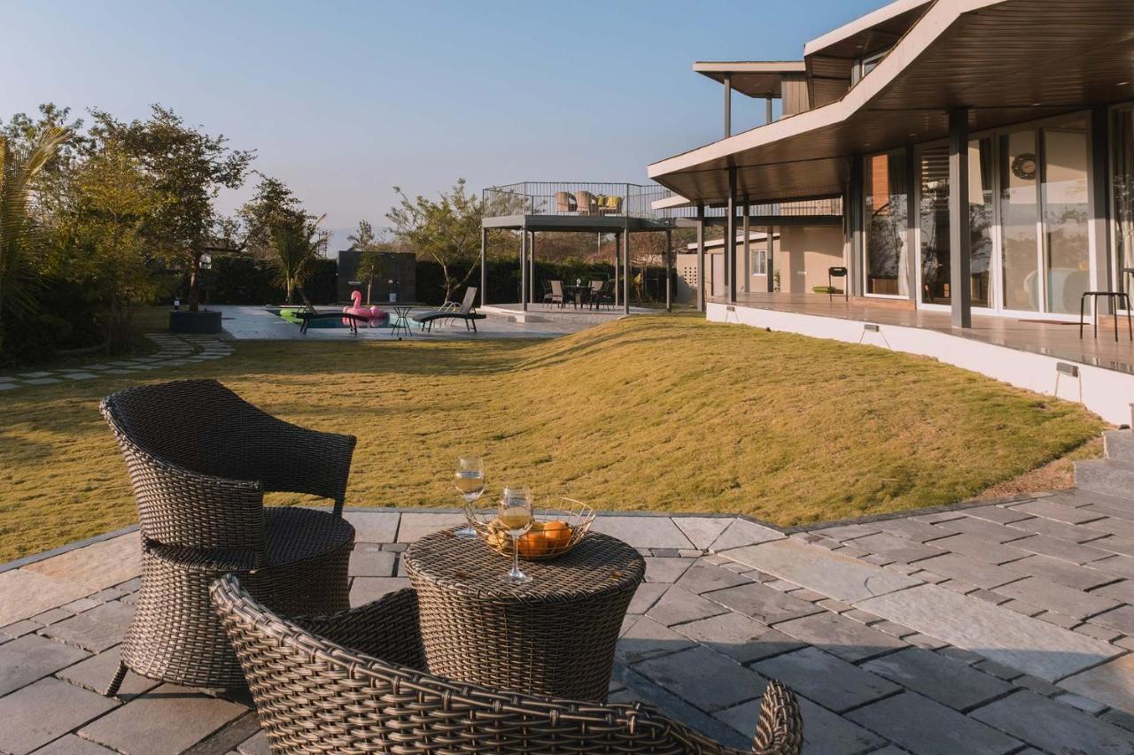 Bel Air Mansion By Stayvista - A Tranquil Oasis With A Spacious Deck, Gazebo, Sauna, Jacuzzi & A Mini-Amphitheatre Lonavla Exterior foto